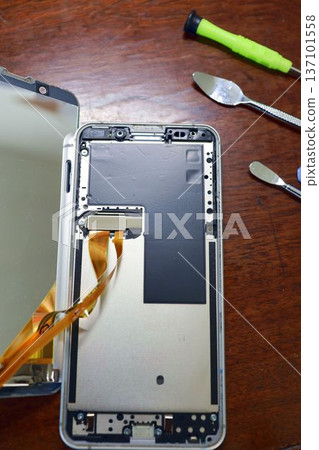 Disassembly work for replacing smartphone battery Disassembly work for replacing smartphone battery 137101558