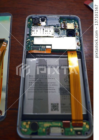 拆卸工作,用於更換智慧型手機電池 拆卸工作,用於更換智慧型手機電池 137101567