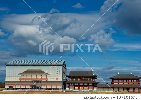 晴朗的冬日,平城京遺址的大極門和大極殿 晴朗的冬日,平城京遺址的大極門和大極殿 137101675