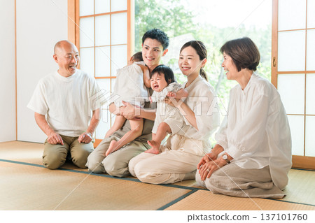 A three-generation family of a son and his wife, parents, and grandparents who returned to their hometown. A three-generation family of a son and his wife, parents, and grandparents who returned to their hometown. 137101760