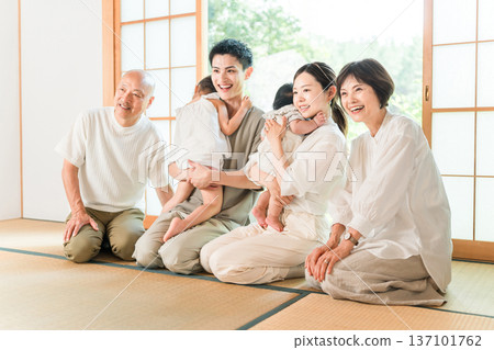 A three-generation family of a son and his wife, parents, and grandparents who returned to their hometown. 137101762