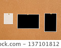 Blank paper notes and an empty photo are pinned to a cork board. The concept of detective investigation or a webinar. 137101812