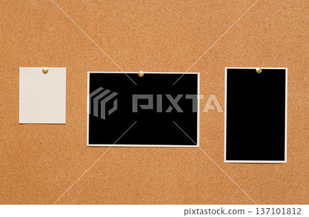 Blank paper notes and an empty photo are pinned to a cork board. The concept of detective investigation or a webinar. 137101812