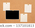 Blank paper notes and an empty photo are pinned to a cork board. The concept of detective investigation or a webinar. 137101813