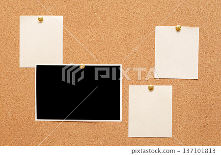 Blank paper notes and an empty photo are pinned to a cork board. The concept of detective investigation or a webinar. 137101813