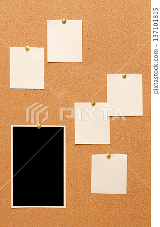 Blank paper notes and an empty photo are pinned to a cork board. The concept of detective investigation or a webinar. 137101815