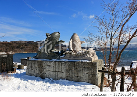 Iconic Stautes by Lake Yamanakako in the winter, in yamanashi Japan 137102149