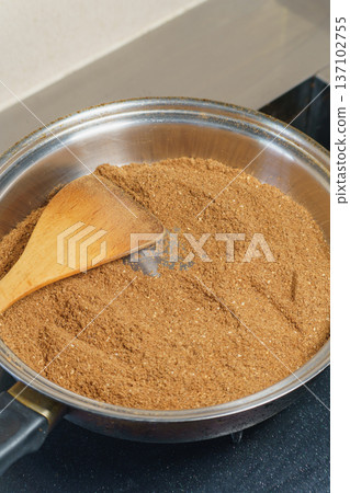 烤米糠（烤米糠）－將米糠在煎鍋中油炸至棕色。 137102755