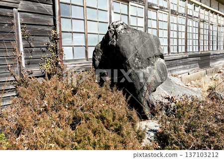 路邊車站展出的舊小學教學大樓和三甲石園林石。 137103212