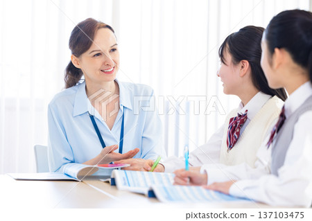 學歷：高中女生在英語會話學校上課 137103475