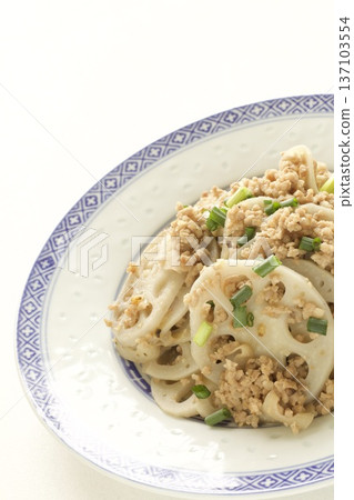Stir-fried lotus root and minced meat Stir-fried lotus root and minced meat 137103554