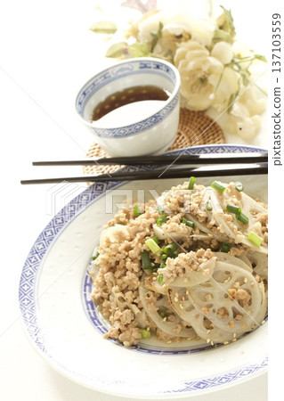 Stir-fried lotus root and minced meat Stir-fried lotus root and minced meat 137103559