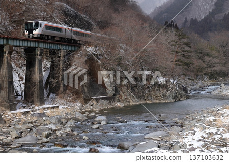 冬季，飛驒特快列車沿著飛驒川行駛 137103632