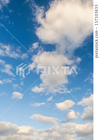 冬日傍晚,藍天白雲,閃閃發光。 冬日傍晚,藍天白雲,閃閃發光。 137103633