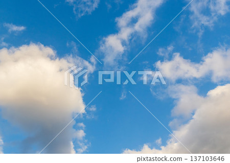 冬日傍晚，藍天白雲，閃閃發光。 24 137103646