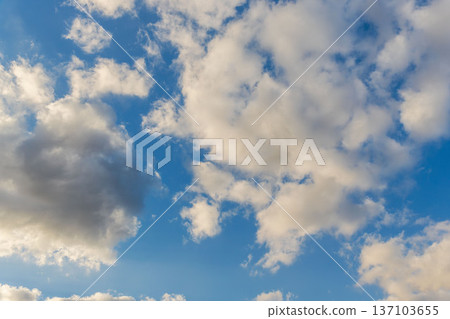 冬日傍晚，藍天白雲，閃閃發光 36 137103655