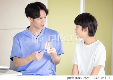 牙醫：男孩和醫生正在接受刷牙指導 137104105