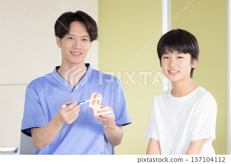 牙醫：男孩和醫生正在接受刷牙指導 137104112