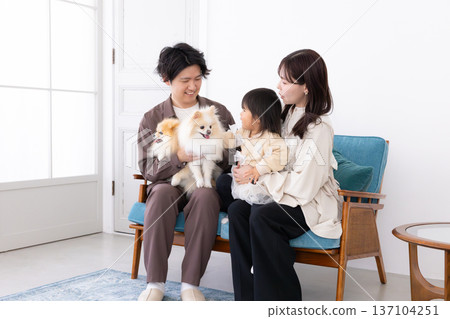 一家人與寵物狗的合影 一家人與寵物狗的合影 137104251