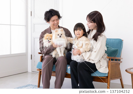 一家人與寵物狗的合影 137104252