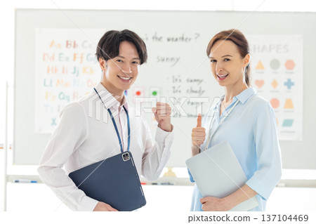 英語會話課：外國教師和日本教師的畫像 137104469