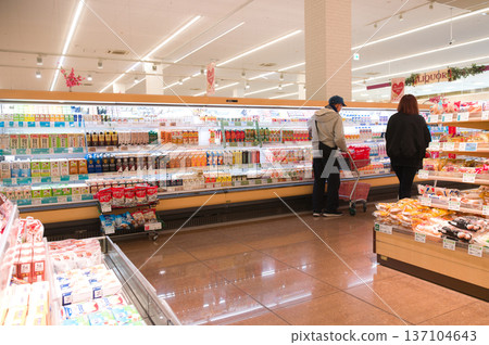 二月：一對年輕夫婦購物 137104643