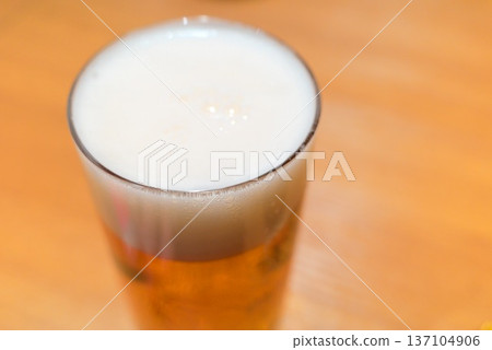 冰鎮泡沫豐富的生啤酒 冰鎮泡沫豐富的生啤酒 137104906