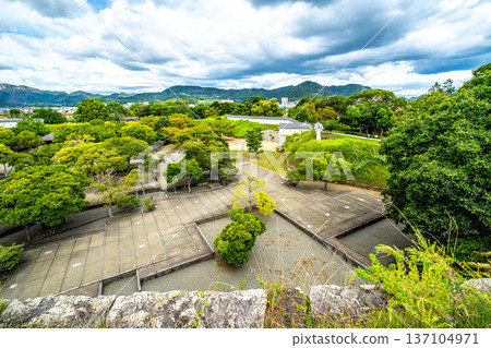 [Japan's Top 100 Castles] Ako Castle in early autumn: Palace ruins and Honmaru Umayaguchi Gate seen from the castle tower base, Ako City, Hyogo Prefecture 137104971