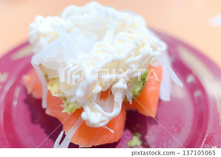 A hearty salmon and avocado sushi 137105065