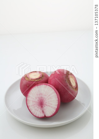 Red turnip 137105378