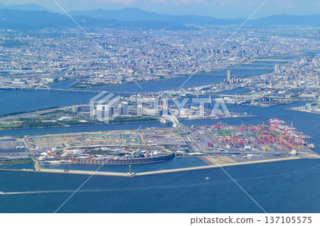 從飛機上俯瞰大阪城市美景 從飛機上俯瞰大阪城市美景 137105575