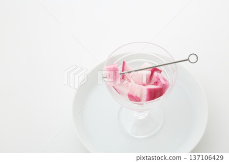 切好的紅蘿蔔、紅小蘿蔔和黃瓜 137106429