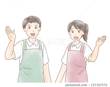 身穿清爽圍裙的男女面帶微笑地提供指導。 137107572