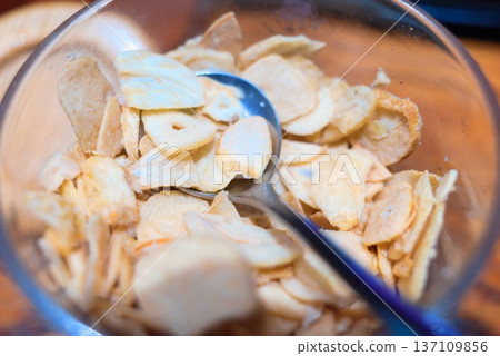 Close-up of fragrant garlic chips 137109856