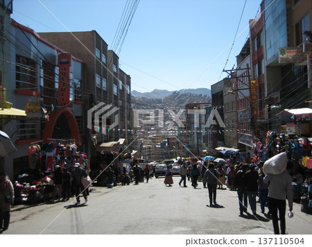 拉巴斯繁忙的街景 拉巴斯繁忙的街景 137110504