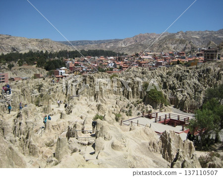 月亮谷及其奇特的岩層，以及拉巴斯的城市景觀 137110507