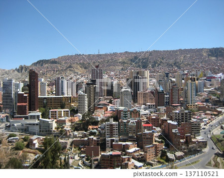 拉巴斯的景色，無數的建築排列在一個碗狀的景觀中。 137110521