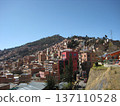 拉巴斯的城鎮景觀，房屋沿著碗狀山坡排列 137110528