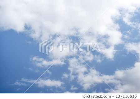 二月春日藍天,陽光明媚,景色宜人。 二月春日藍天,陽光明媚,景色宜人。 137110630