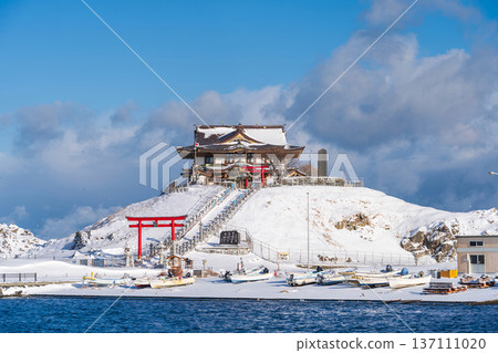 "Aomori Prefecture" Snowy scenery of Kabushima, a breeding ground for sea lions, Hachinohe City 137111020