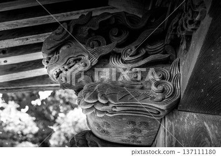 Sculptures in the shrine's worship hall - Wooden lintels (Baku-nosed lintels) 137111180
