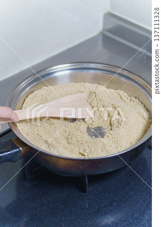 Roasted rice bran image | Roasting rice bran in a frying pan Roasted rice bran image | Roasting rice bran in a frying pan 137111328