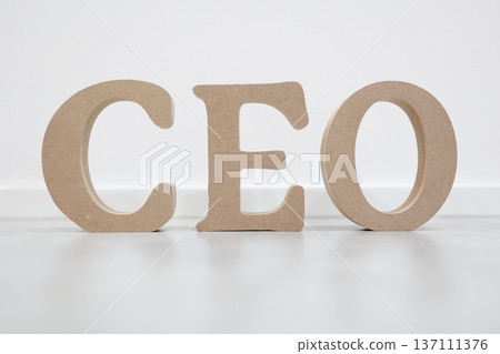 CEO字母組合。展示CEO的商業概念。 CEO字母組合。展示CEO的商業概念。 137111376
