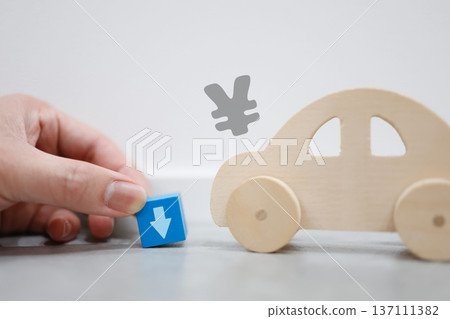 向下箭頭表示汽車價值或價格下降。 向下箭頭表示汽車價值或價格下降。 137111382