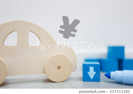 向下箭頭表示汽車價值或價格下降。 137111383