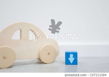 向下箭頭表示汽車價值或價格下降。 137111384
