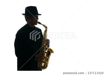 吹奏薩克斯風的男子剪影 137111420