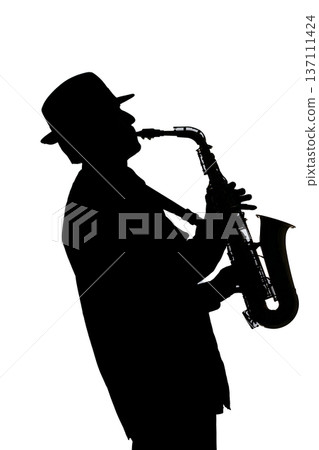 吹奏薩克斯風的男子剪影 137111424