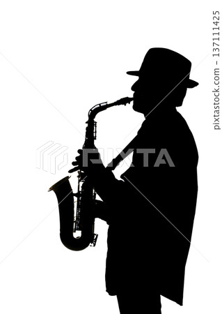 吹奏薩克斯風的男子剪影 137111425