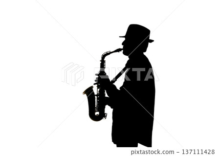 吹奏薩克斯風的男子剪影 137111428